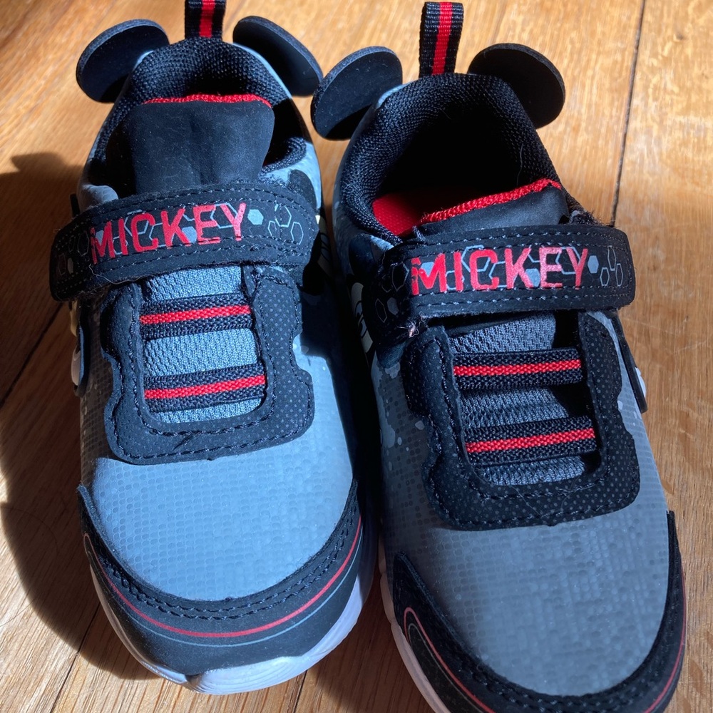 Mickey Mouse toddler shoes! Size 8 GUC